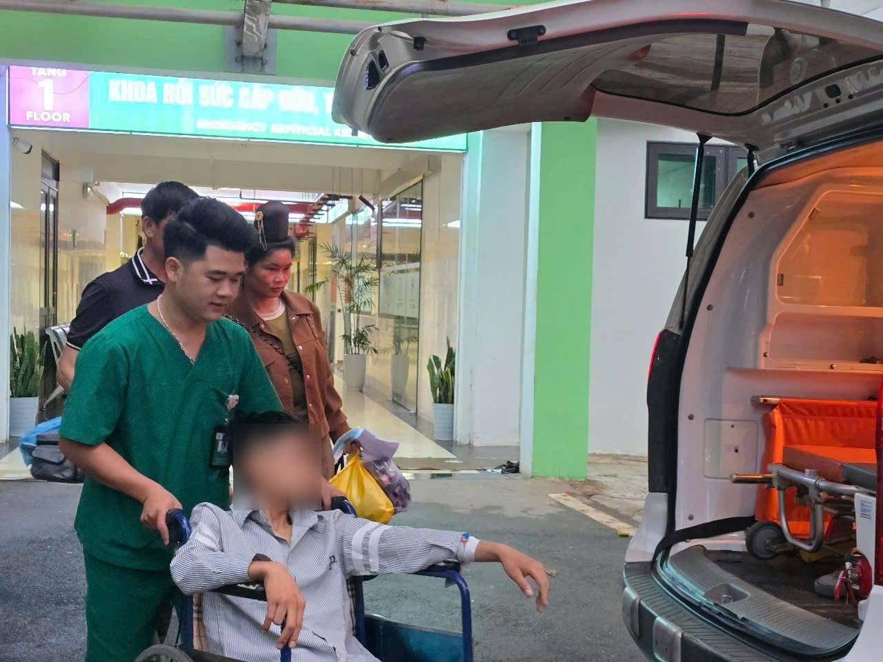 Dù mới phẫu thuật mổ ruột thừa chưa được 24 giờ đồng hồ nhưng em V vẫn nỗ lực để đến điểm thi. Ảnh: Nguyễn Trường