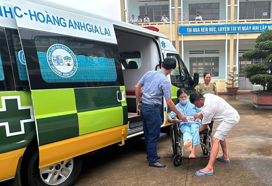 Thí sinh bị gãy chân được hỗ trợ đưa đến điểm thi bằng xe cấp cứu.