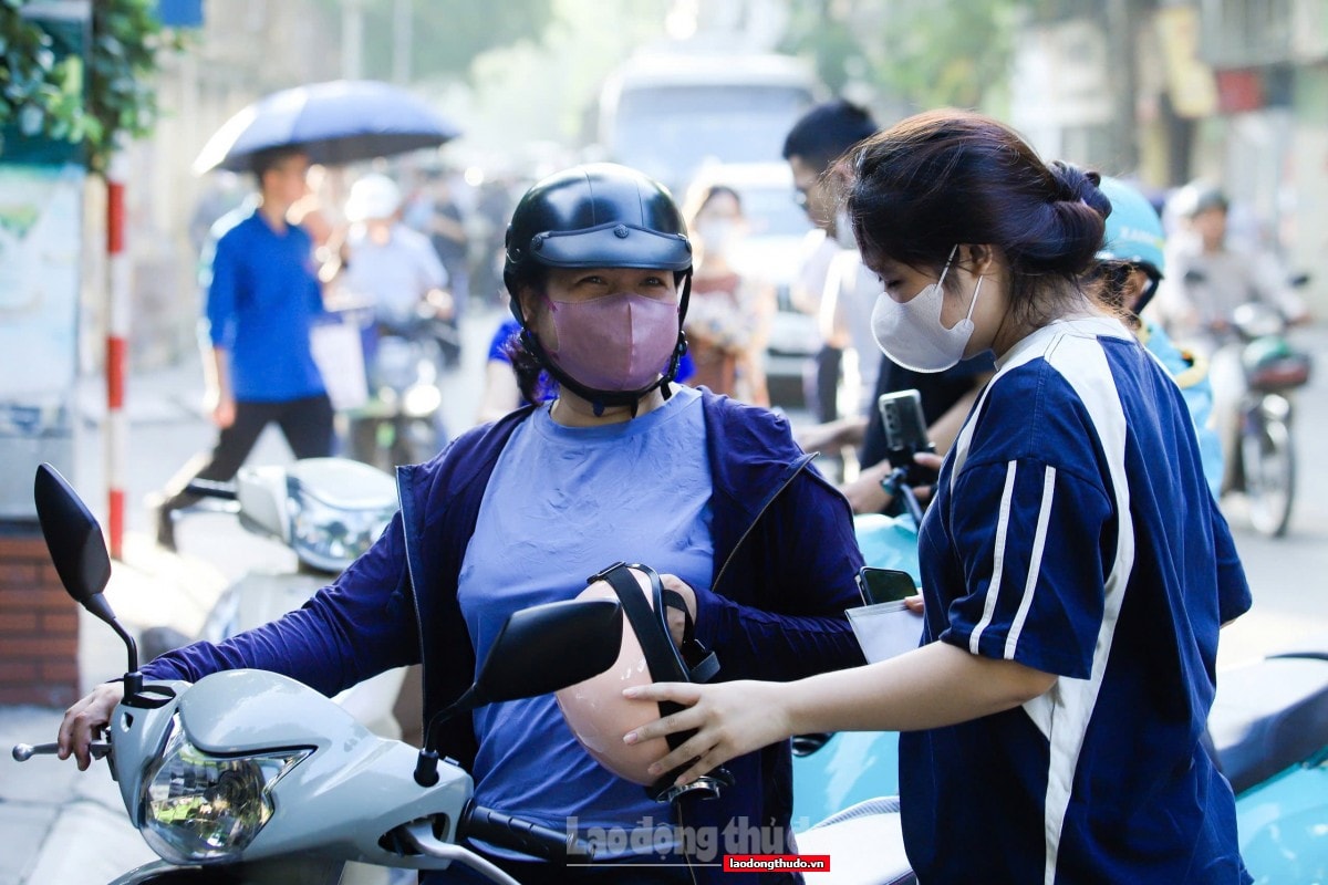 “Con làm bài xong rồi à?” - Câu hỏi nhỏ, tình yêu lớn từ những phụ huynh tâm lý