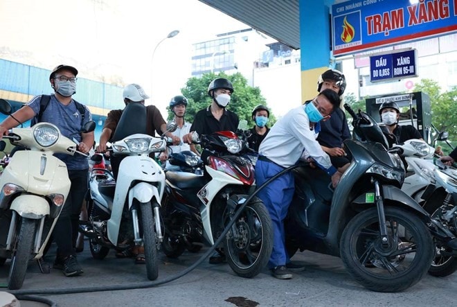 Giá xăng dầu hôm nay đồng loạt tăng
