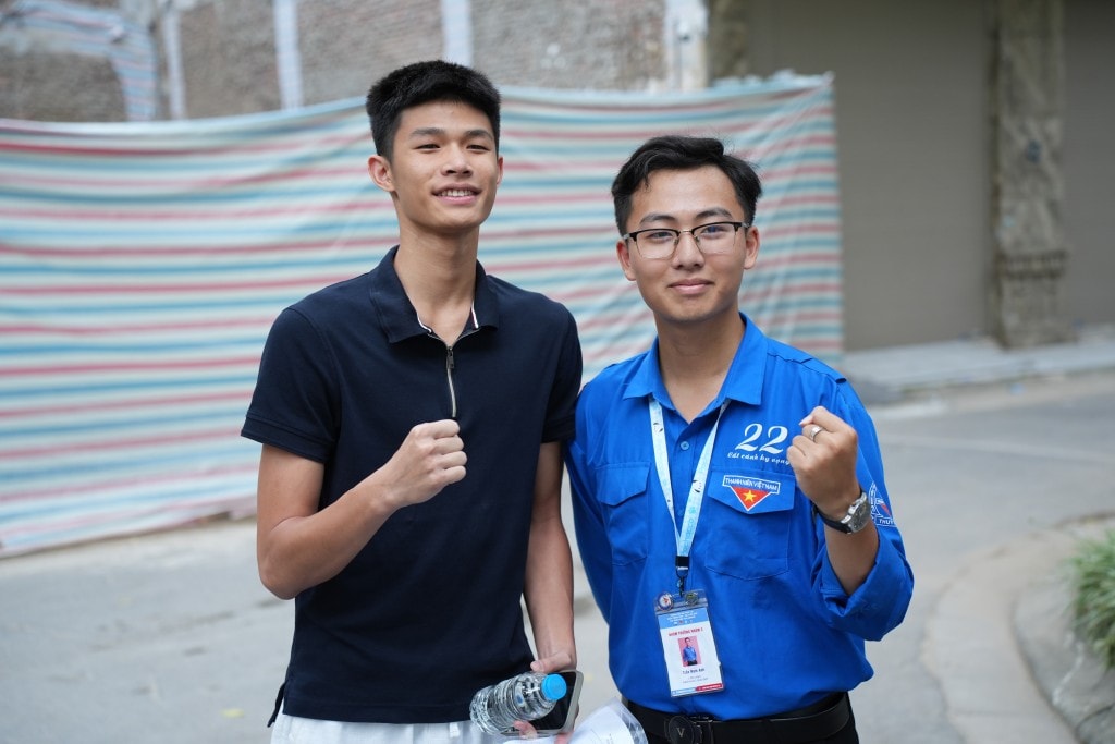 Tình nguyện viên thể hiện quyết tâm cùng thí sinh