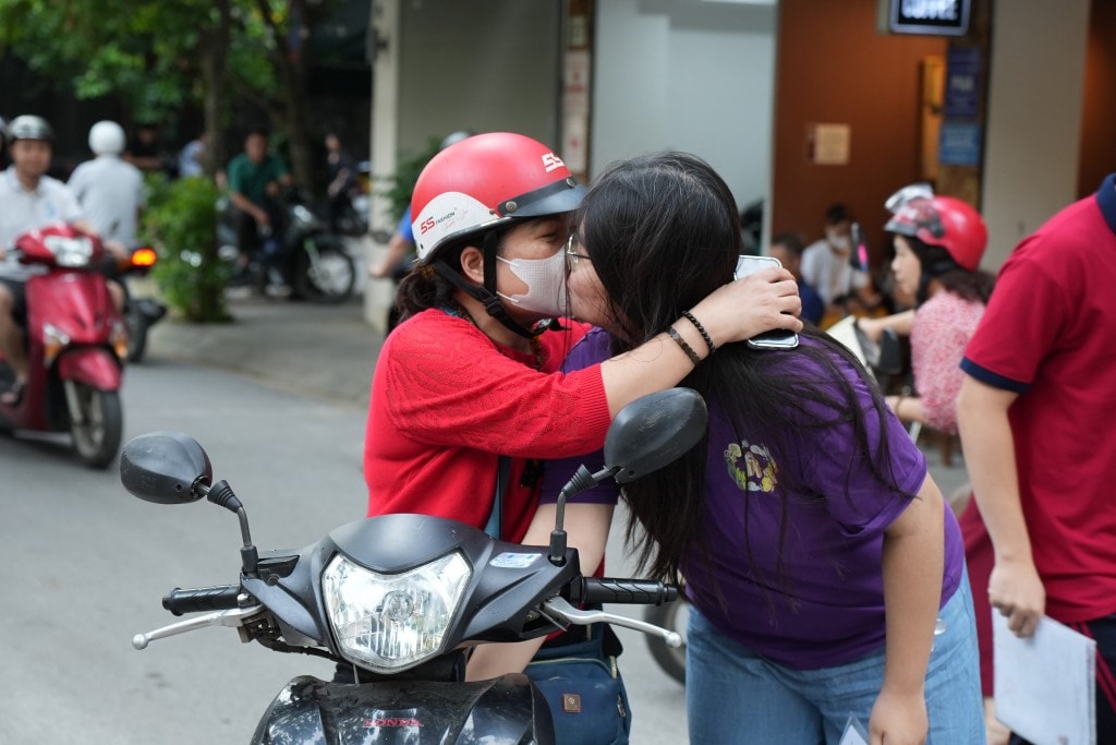 Phụ huynh trao cho các sĩ tử nụ hôn ấm áp trước buổi thi cuối cùng