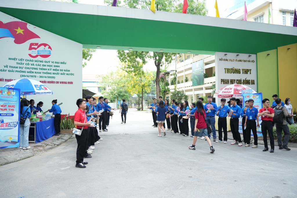 Ngay từ sáng sớm, các tình nguyện viên cùng nhiều lực lượng đã triển khai đội hình đảm bảo kỳ thi an toàn, thuận lợi