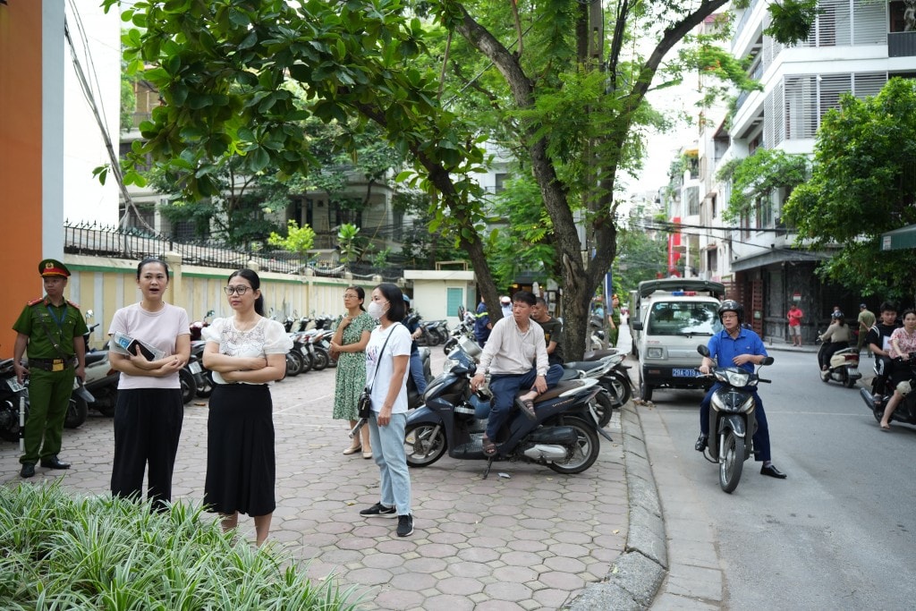 Bên ngoài điểm thi, nhiều phụ huynh thấp thỏm ngóng đợi thí sinh