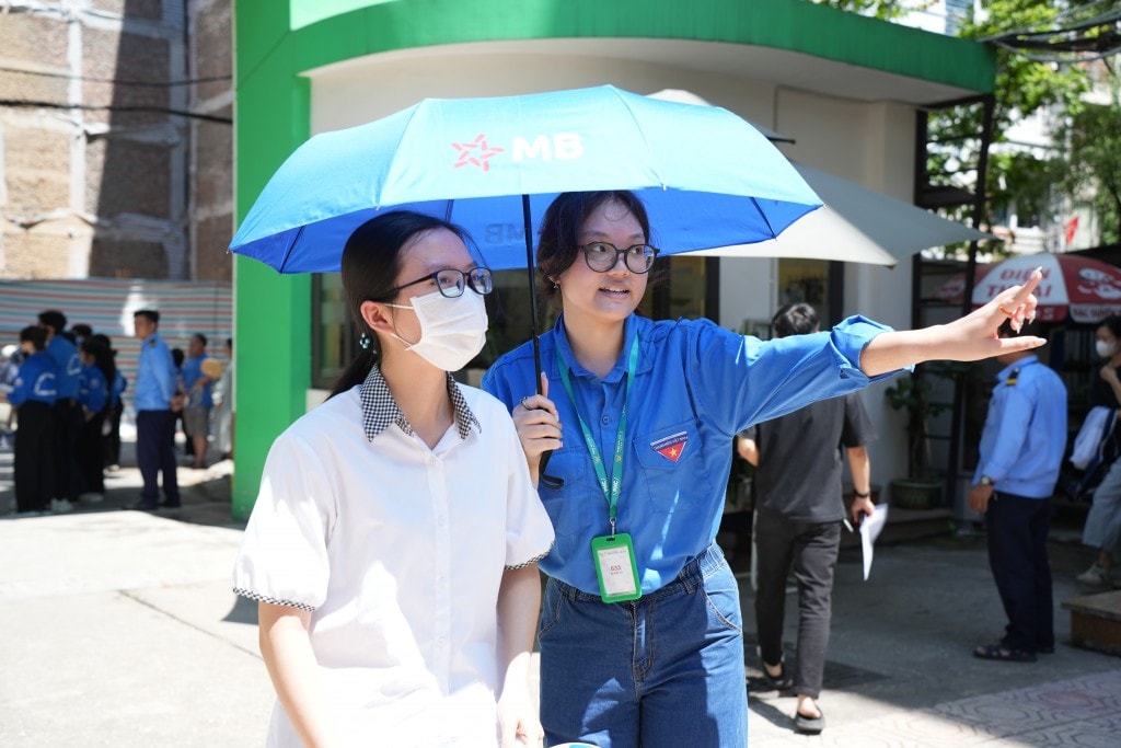 “Màu áo xanh tình nguyện” hỗ trợ thí sinh tìm phòng thi trong những buổi đầu