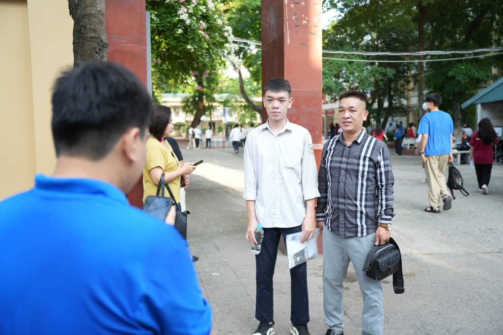 Lực lượng tình nguyện không chỉ động viên còn hỗ trợ chụp hình lưu niệm