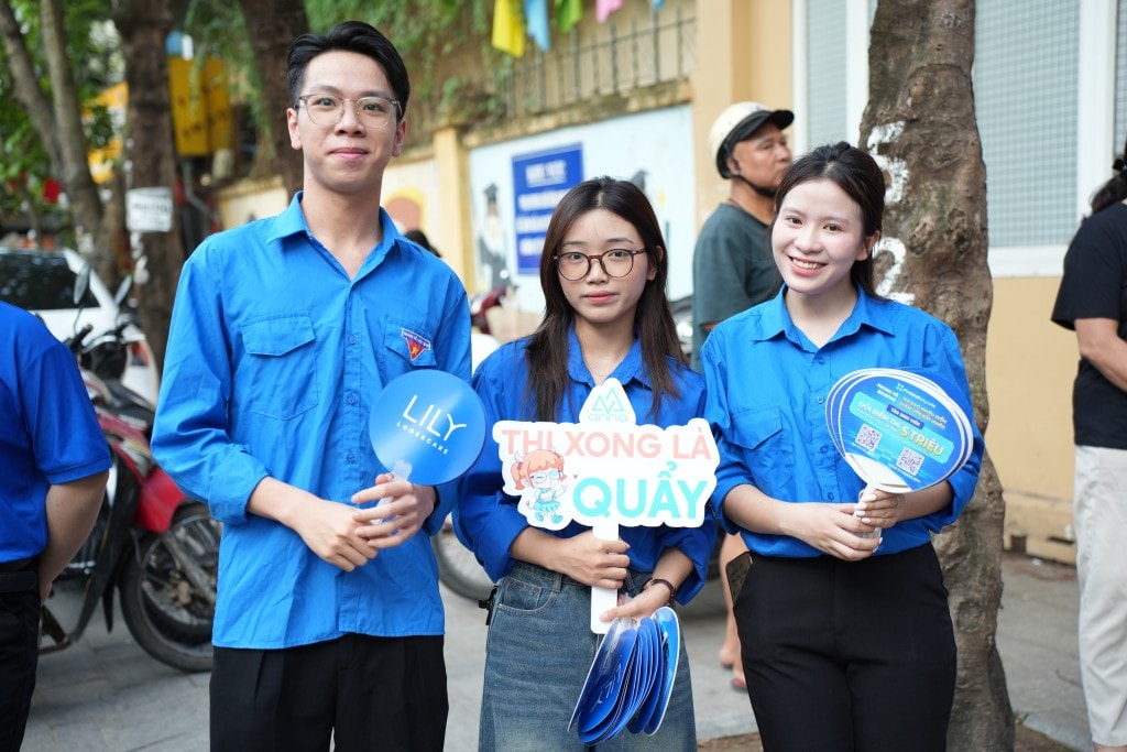 Các bạn trẻ luôn nở nụ cười tươi chào đón thí sinh