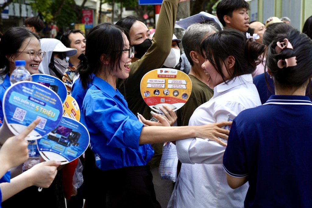 Niềm hạnh phúc khi thí sinh làm tốt bài thi lan toả trong màu áo xanh
