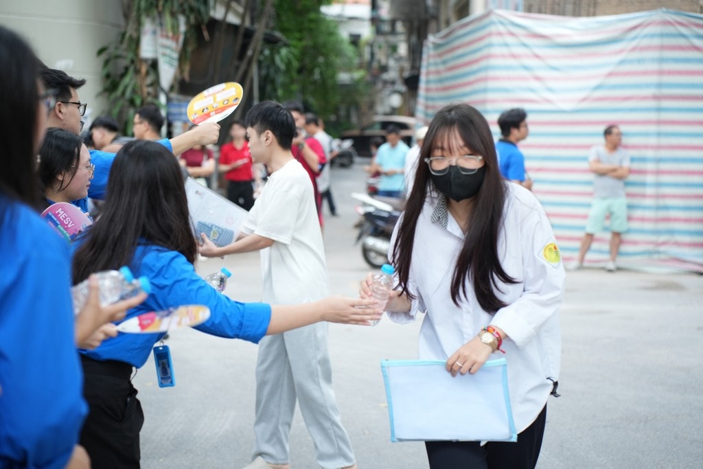 Những chai nước suối trao tay thí sinh trước khi vào điểm thi