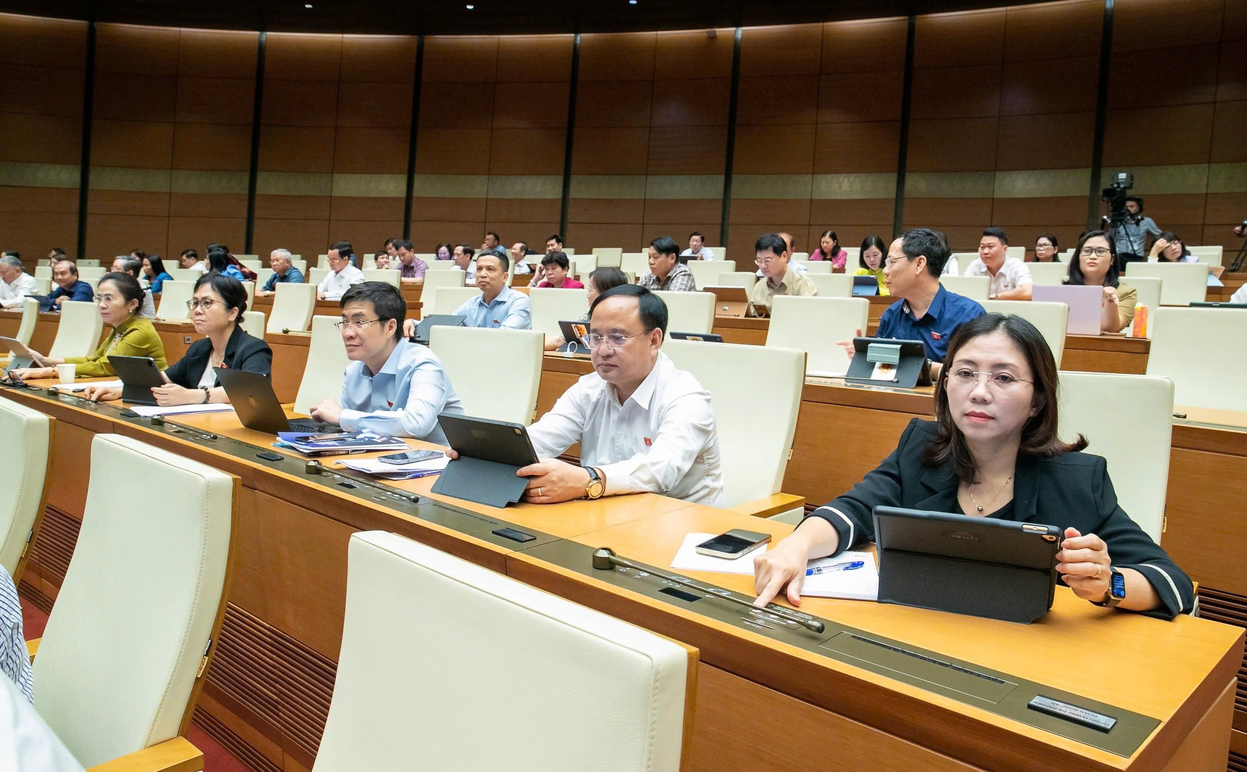 Đại biểu Quốc hội bấm nút biểu quyết thông qua Nghị quyết của Quốc hội về một số cơ chế, chính sách đặc biệt phát triển kinh tế tư nhân. Đại biểu Quốc hội bấm nút biểu quyết thông qua Nghị quyết của Quốc hội về một số cơ chế, chính sách đặc biệt phát triển kinh tế tư nhân.