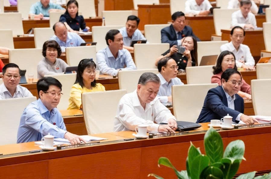 Tổng Bí thư Tô Lâm, Chủ tịch nước Lương Cường, Thủ tướng Chính phủ Phạm Minh Chính và các đại biểu Quốc hội biểu quyết thông qua Nghị quyết của Quốc hội sửa đổi, bổ sung một số điều của Hiến pháp năm 2013. Tổng Bí thư Tô Lâm, Chủ tịch nước Lương Cường, Thủ tướng Chính phủ Phạm Minh Chính và các đại biểu Quốc hội biểu quyết thông qua Nghị quyết của Quốc hội sửa đổi, bổ sung một số điều của Hiến pháp năm 2013.