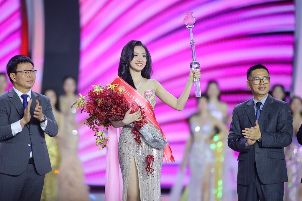 Hoa hậu Hà Trúc Linh giây phút đăng quang