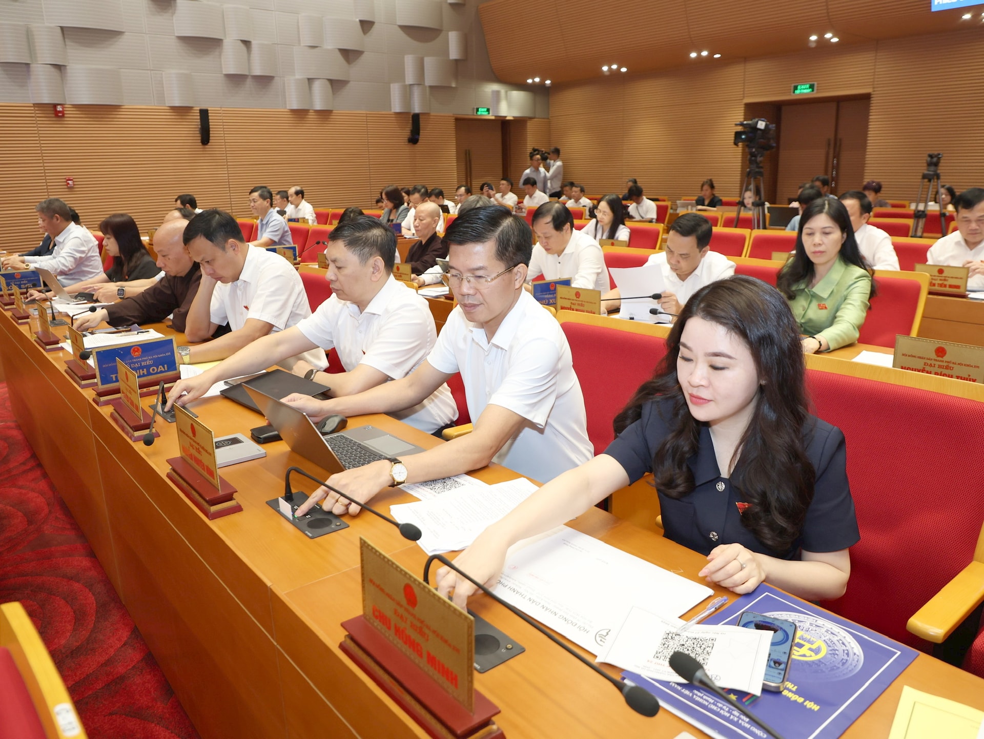 cac-dai-bieu-bam-nut-thong-qua-nghi-quyet-tai-ky-hop-thu-hai-muoi-bon-hdnd-thanh-pho-ha-noi.-anh-viet-thanh.jpg