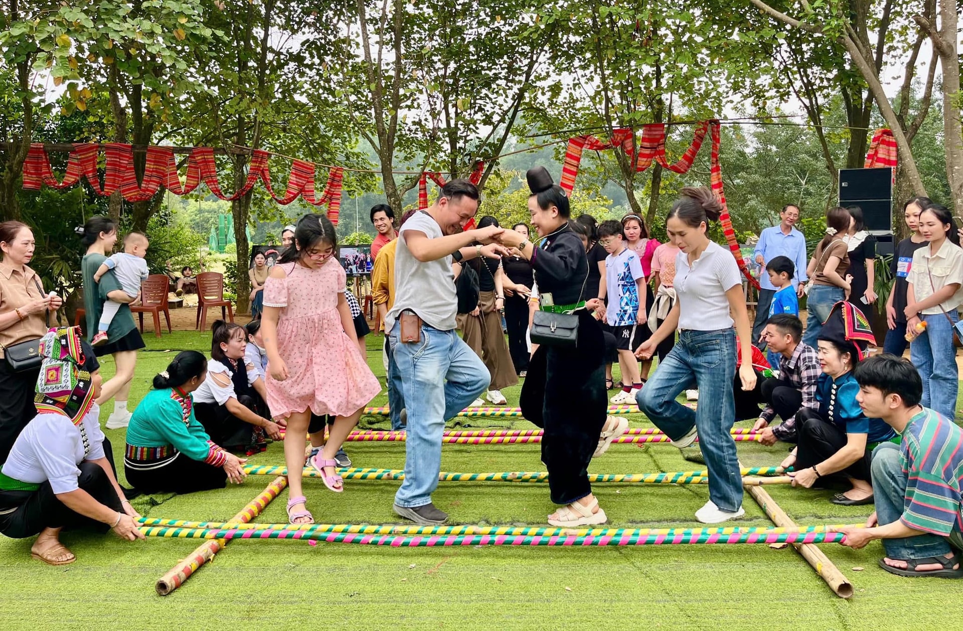 nguoi-dan-tham-gia-hoat-dong-huong-ung-ngay-gia-dinh-viet-nam-nam-2025-tai-lang-van-hoa-du-lich-cac-dan-toc-viet-nam-thi-xa-son-tay-..jpg