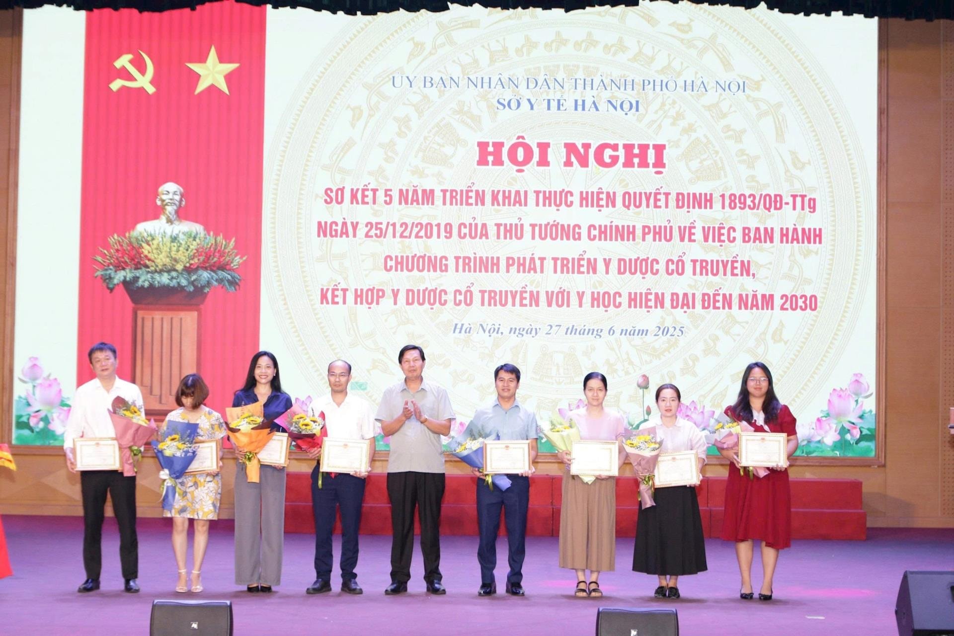 Khen thưởng các tập thể xuất sắc. Ảnh: Duy Tuân
