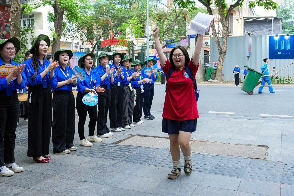 Vượt qua kỳ thi tốt nghiệp THPT 2025: Sĩ tử nhẹ nhõm, tự tin, hướng về tương lai