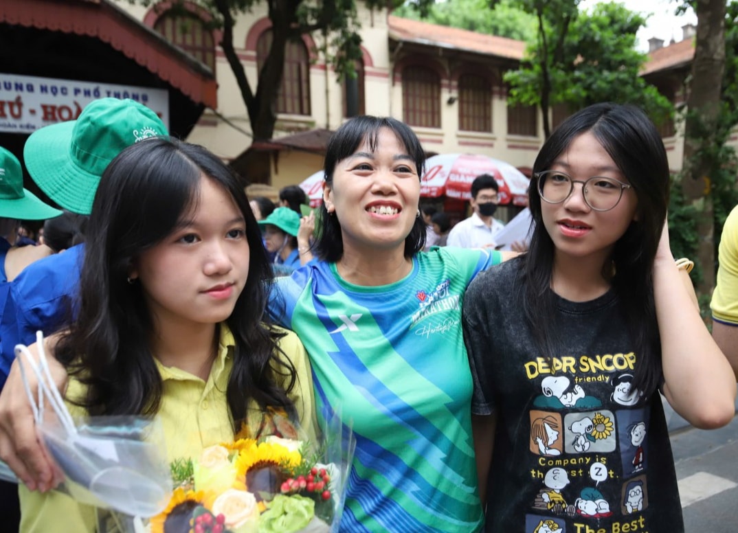 Vượt qua kỳ thi tốt nghiệp THPT 2025: Sĩ tử nhẹ nhõm, tự tin, hướng về tương lai