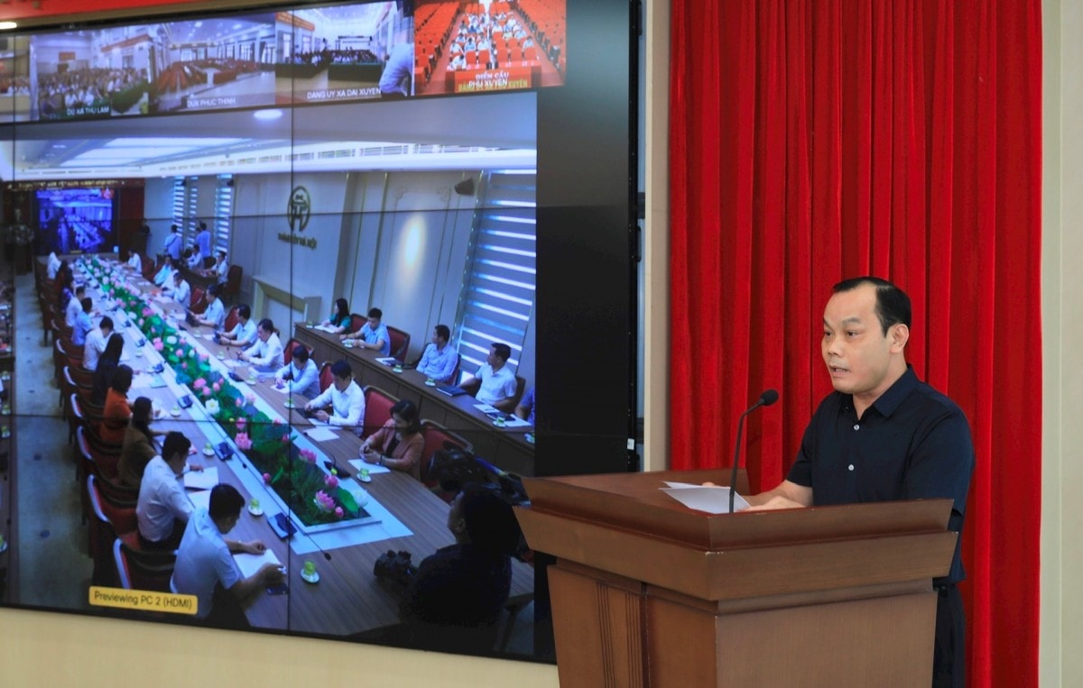 Phó trưởng ban Thường trực Ban Tổ chức Thành ủy Hà Nội Nguyễn Hồng Nhật báo cáo tại hội nghị. 