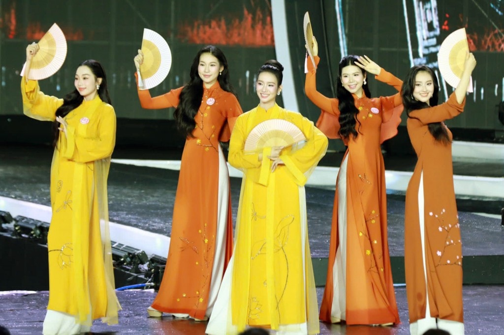 Các thí sinh trong phần thi áo dài