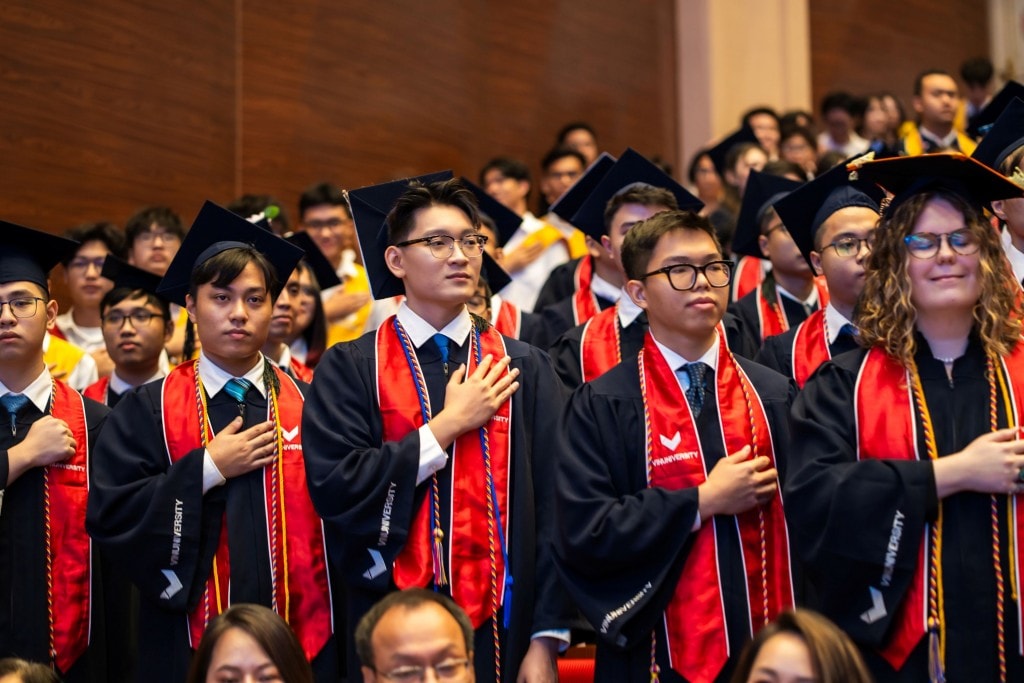 Các tân khoa đọc lời tuyên thệ tại buổi lễ