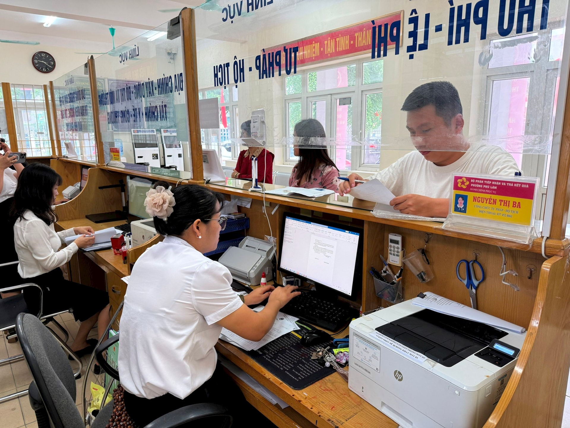 Bộ phận một cửa phường Phú Lãm (cũ) vẫn duy trì hoạt động bình thường. 