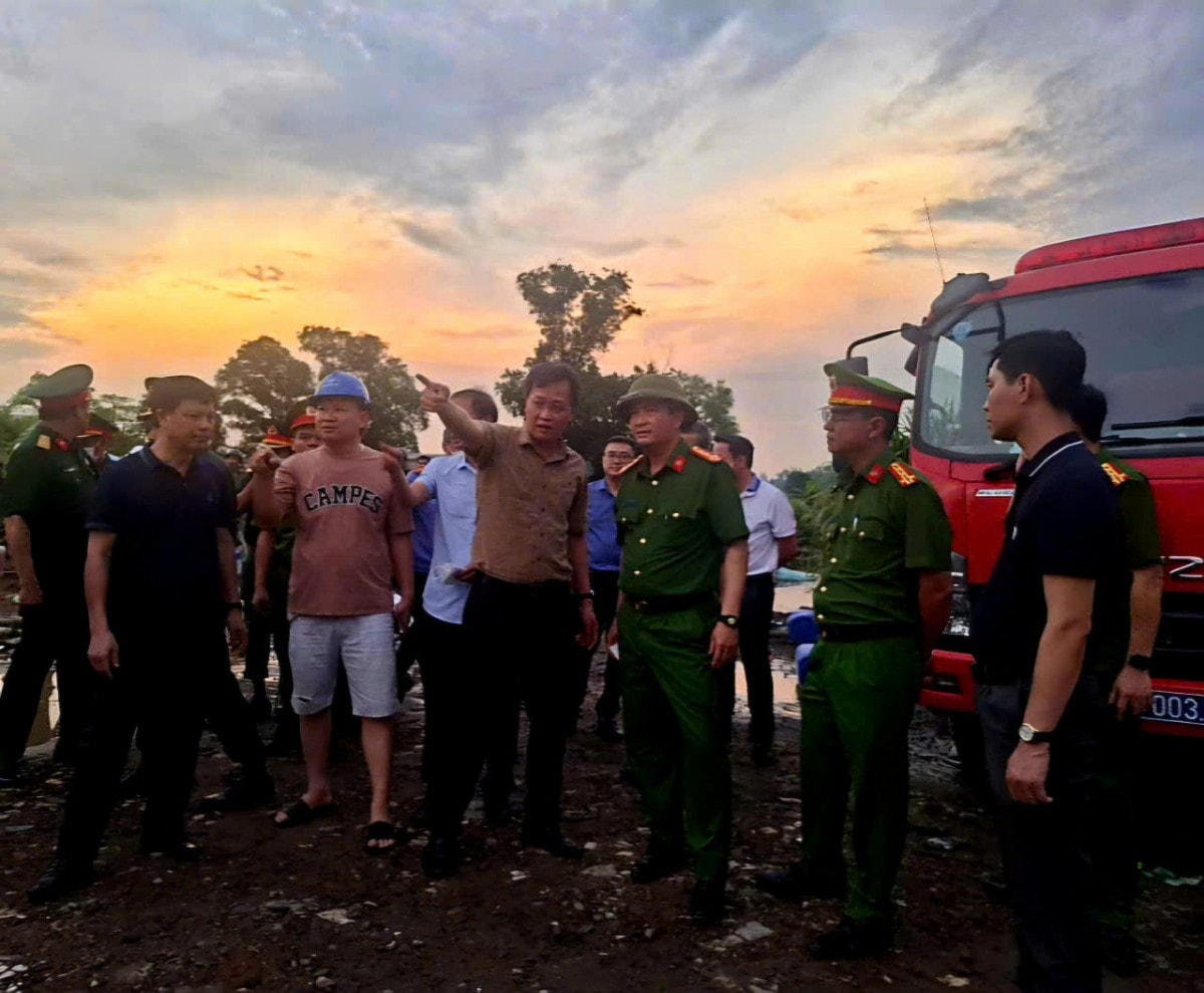 Hưng Yên: Lãnh đạo tỉnh và hàng trăm cán bộ, chiến sĩ, người dân xuyên đêm chữa cháy