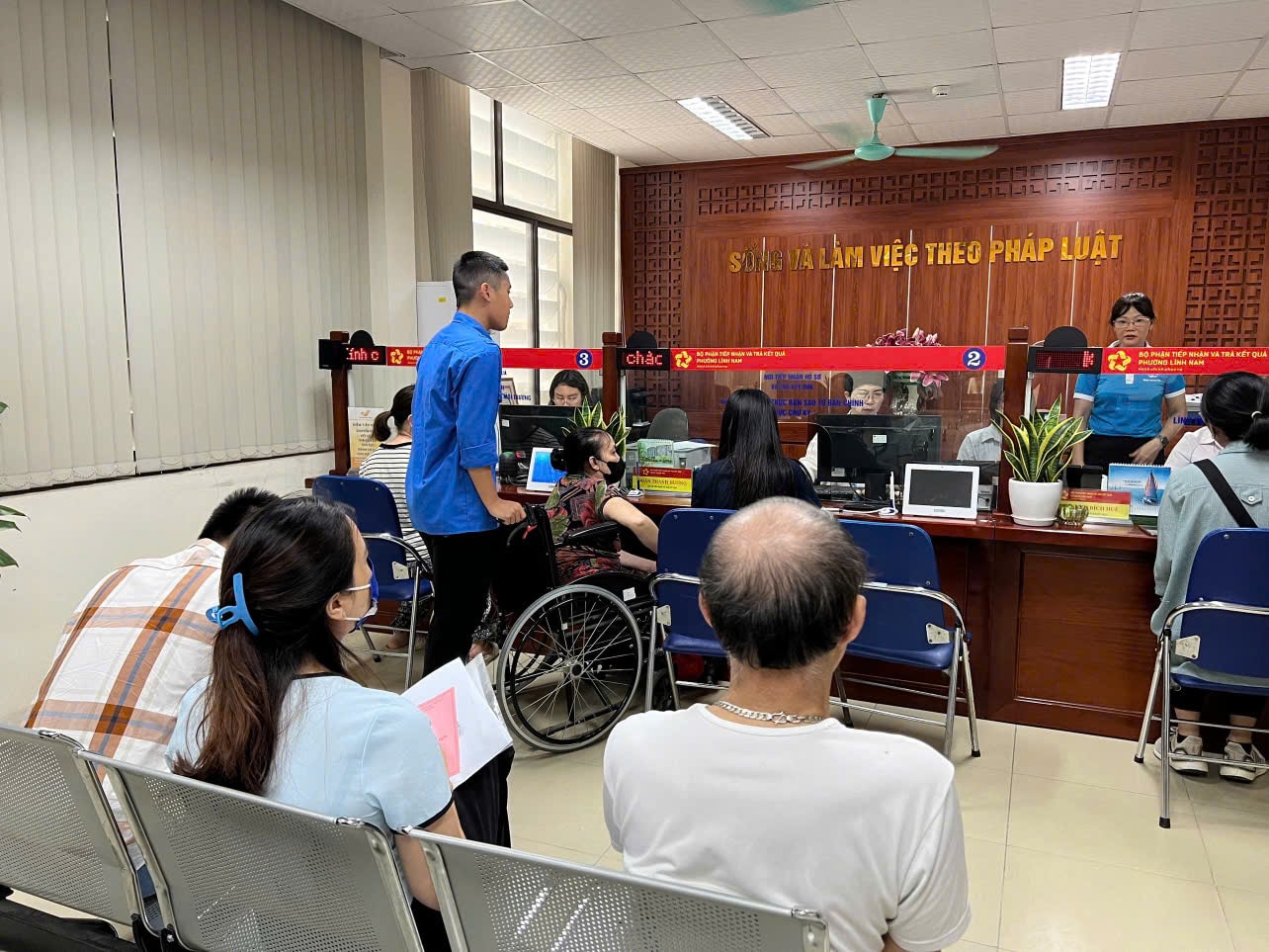 phuong-linh-nam-moi-quan-tam-ho-tro-cong-dan-giai-quyet-thu-tuc-hanh-chinh.-anh-phong-thu.jpg