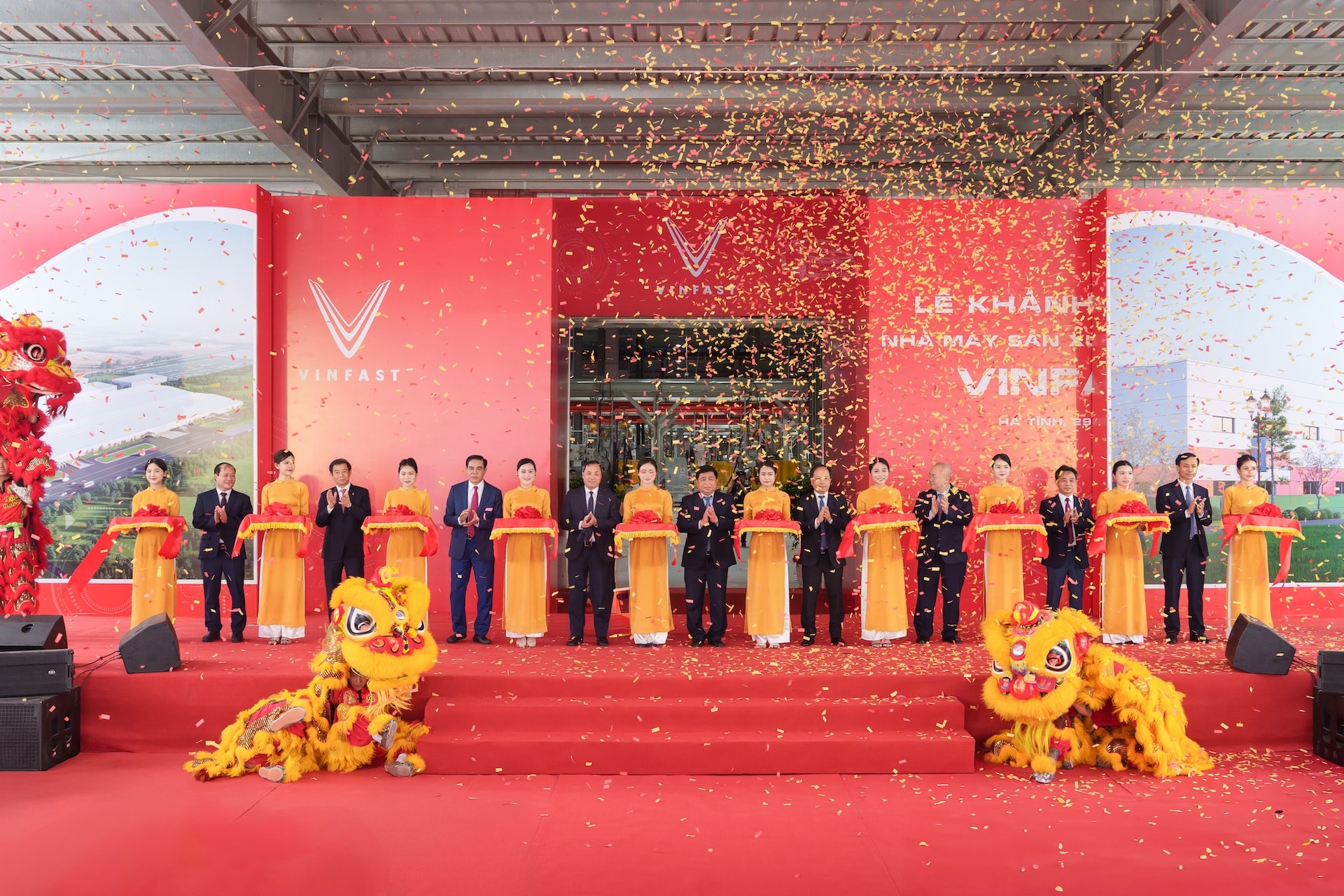cac-dai-bieu-cat-bang-khanh-thanh-nha-may-san-xuat-o-to-dien-vinfast-ha-tinh.jpeg
