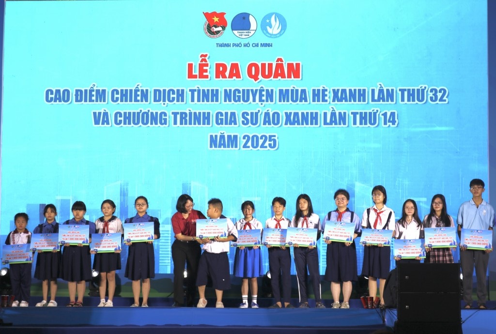 Ban tổ chức trao học bổng cho các em thiếu nhi có hoàn cảnh khó khăn tại buổi lễ