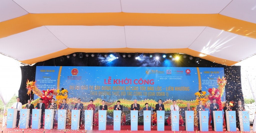 Phó Thủ tướng Thường trực Nguyễn Hoà Bình và các đại biểu thực hiện nghi thức khởi công dự án đầu tư xây dựng cao tốc Bảo Lộc – Liên Khương
