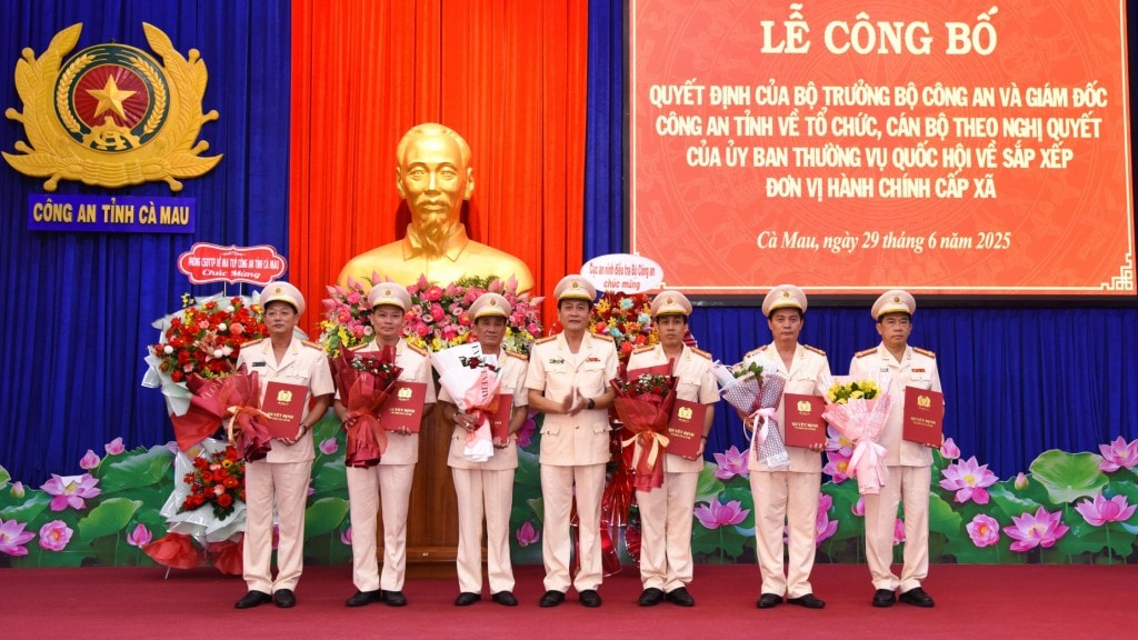 Đại tá Hồ Việt Triều, Giám đốc Công an tỉnh Cà Mau (sau sáp nhập) trao quyết định, tặng hoa chúc mừng các Phó Giám đốc