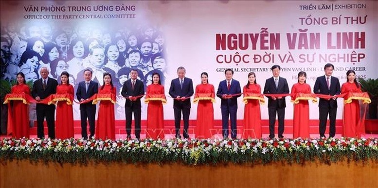 Tổng Bí thư Tô Lâm cắt băng khai mạc triển lãm về Tổng Bí thư Nguyễn Văn Linh