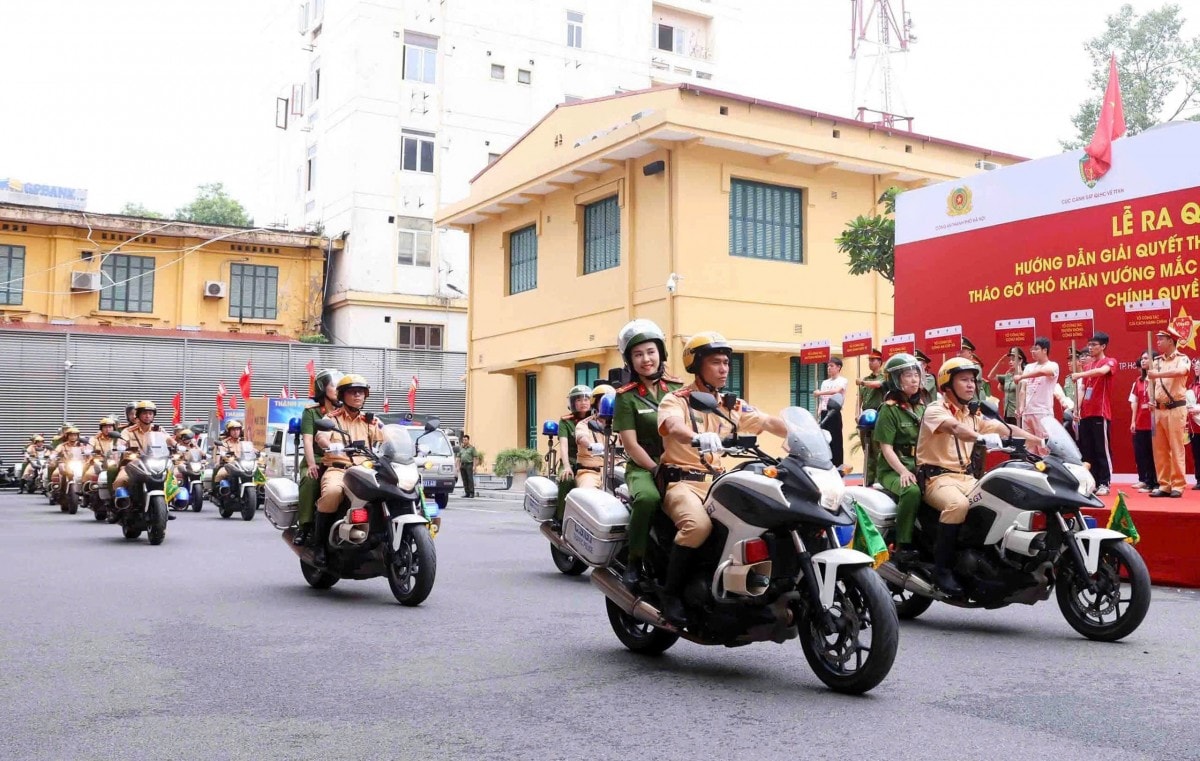Hà Nội ra quân hướng dẫn thủ tục hành chính: Đảm bảo vận hành chính quyền hai cấp thông suốt từ 1/7