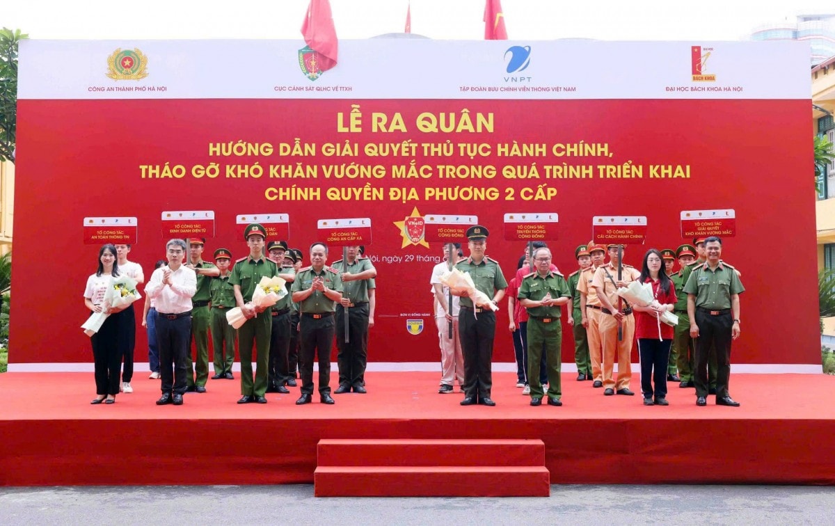 Hà Nội ra quân hướng dẫn thủ tục hành chính: Đảm bảo vận hành chính quyền hai cấp thông suốt từ 1/7