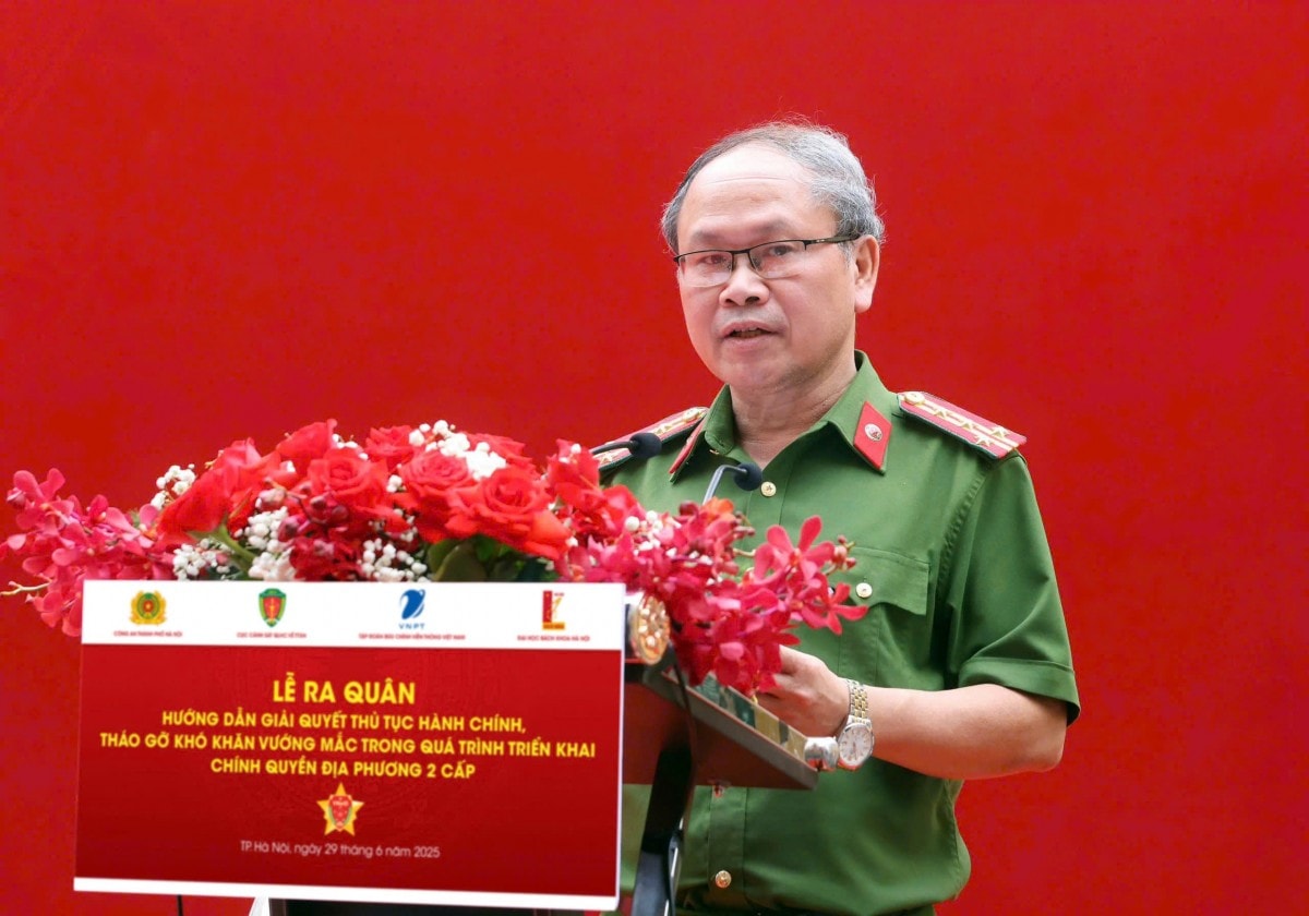 Hà Nội ra quân hướng dẫn thủ tục hành chính: Đảm bảo vận hành chính quyền hai cấp thông suốt từ 1/7