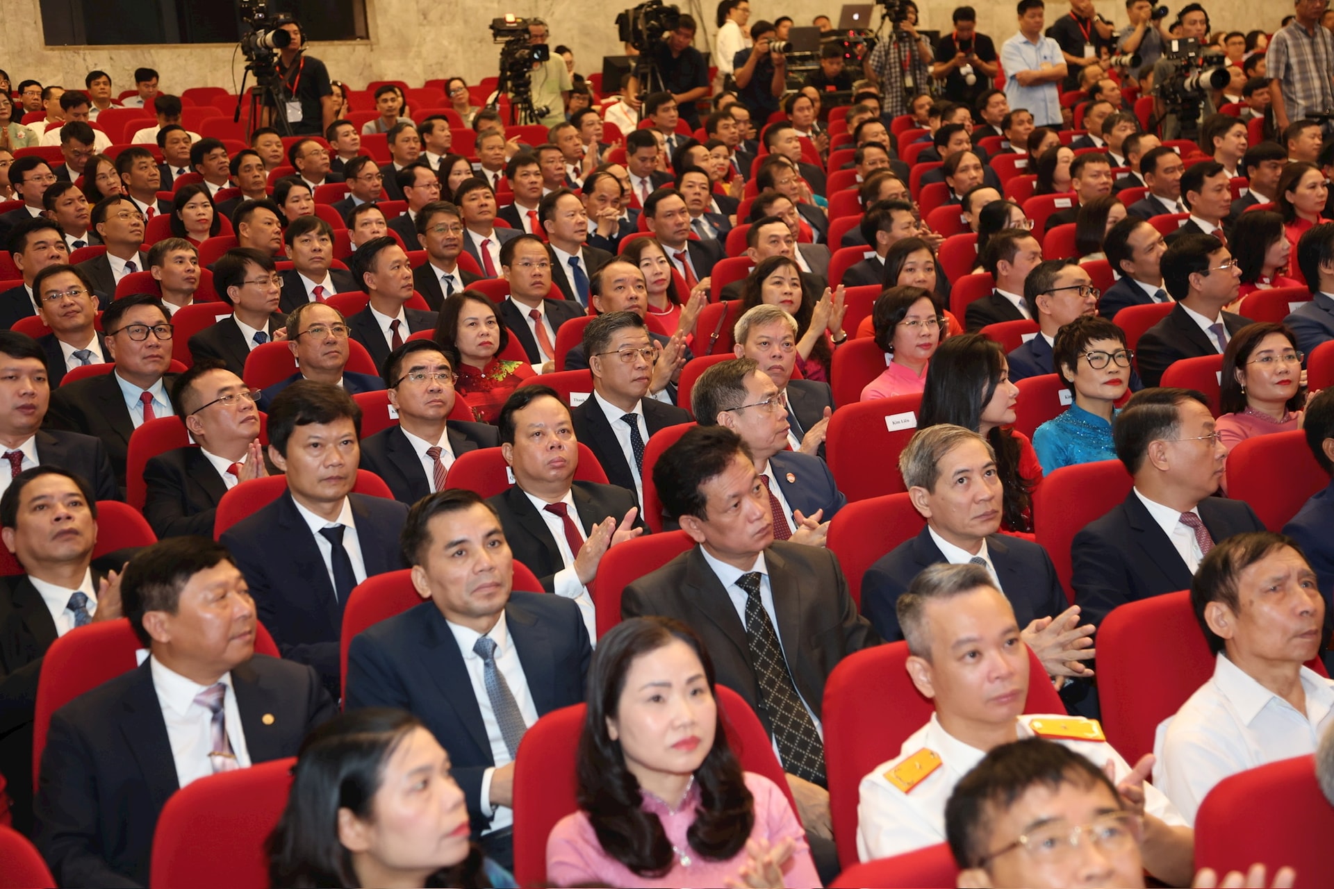 dai-bieu-du.jpg