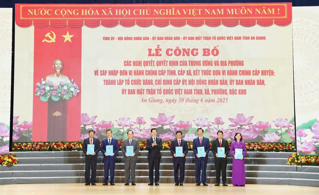 Phó Thủ tướng Chính phủ trao các Quyết định của Thủ tướng Chính phủ chỉ định Chủ tịch, các Phó Chủ tịch UBND tỉnh An Giang nhiệm kỳ 2021-2026