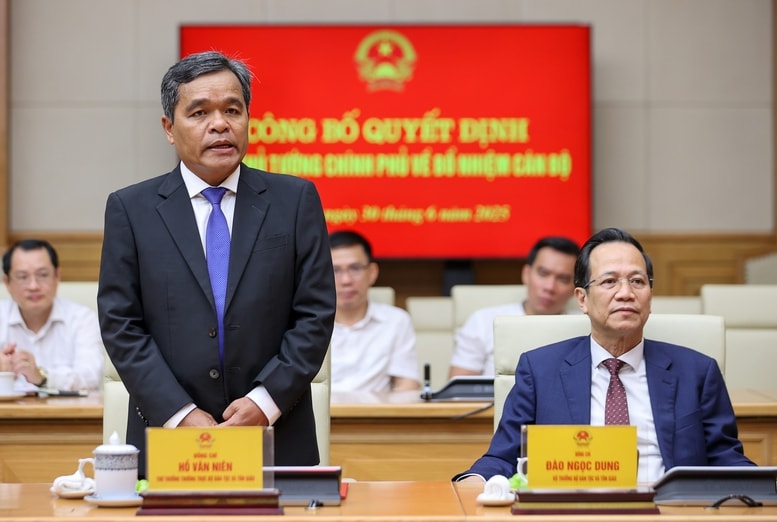 Thủ tướng trao quyết định bổ nhiệm 2 cán bộ cấp Thứ trưởng- Ảnh 4.
