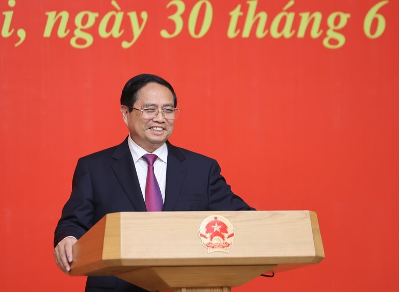 Thủ tướng trao quyết định bổ nhiệm 2 cán bộ cấp Thứ trưởng- Ảnh 2.