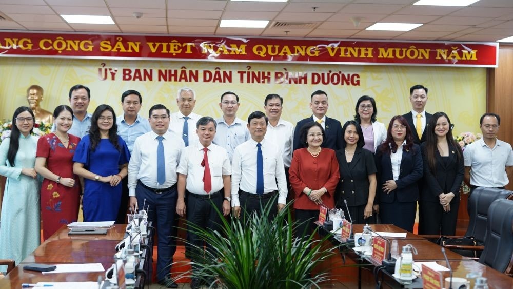 Lãnh đạo tỉnh và lãnh đạo một số sở, ban, ngành chụp ảnh lưu niệm với các nhà đầu tư Lãnh đạo tỉnh và lãnh đạo một số sở, ban, ngành chụp ảnh lưu niệm với các nhà đầu tư
