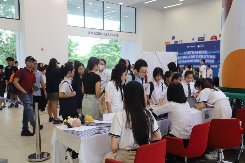 Từ sáng sớm, rất đông học sinh từ ba miền Bắc, Trung, Nam tập trung tại điểm thi với tâm thế hào hứng xen lẫn sự hồi hộp (Ảnh: E- Home) Từ sáng sớm, rất đông học sinh từ ba miền Bắc, Trung, Nam tập trung tại điểm thi với tâm thế hào hứng xen lẫn sự hồi hộp (Ảnh: E- Home)