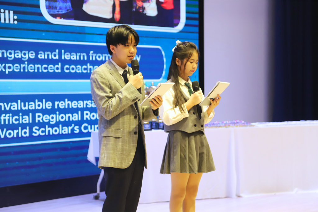 Chương trình được dẫn dắt song ngữ Anh – Việt bởi hai MC nhí tài năng Đỗ Nguyên Phong và Đỗ Nguyễn Mai Anh, mang đến không khí sôi động và chuyên nghiệp Chương trình được dẫn dắt song ngữ Anh – Việt bởi hai MC nhí tài năng Đỗ Nguyên Phong và Đỗ Nguyễn Mai Anh, mang đến không khí sôi động và chuyên nghiệp