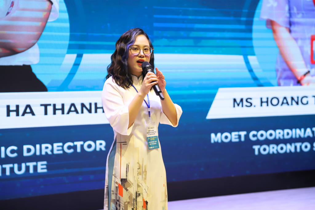 Cô Nguyễn Thị Hà Thanh - nhà sáng lập Học viện Anh ngữ E- Home phát biểu trong lễ khai mạc vòng chung kết giải đấu Vietnamese Scholars Debating Championship 2025 Cô Nguyễn Thị Hà Thanh - nhà sáng lập Học viện Anh ngữ E- Home phát biểu trong lễ khai mạc vòng chung kết giải đấu Vietnamese Scholars Debating Championship 2025