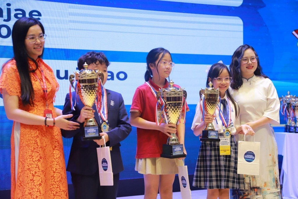 Sau những vòng thi căng thẳng, giải đấu đã tìm ra ba cá nhân xuất sắc của khối tiểu học để nhận cúp vàng danh giá Sau những vòng thi căng thẳng, giải đấu đã tìm ra ba cá nhân xuất sắc của khối tiểu học để nhận cúp vàng danh giá