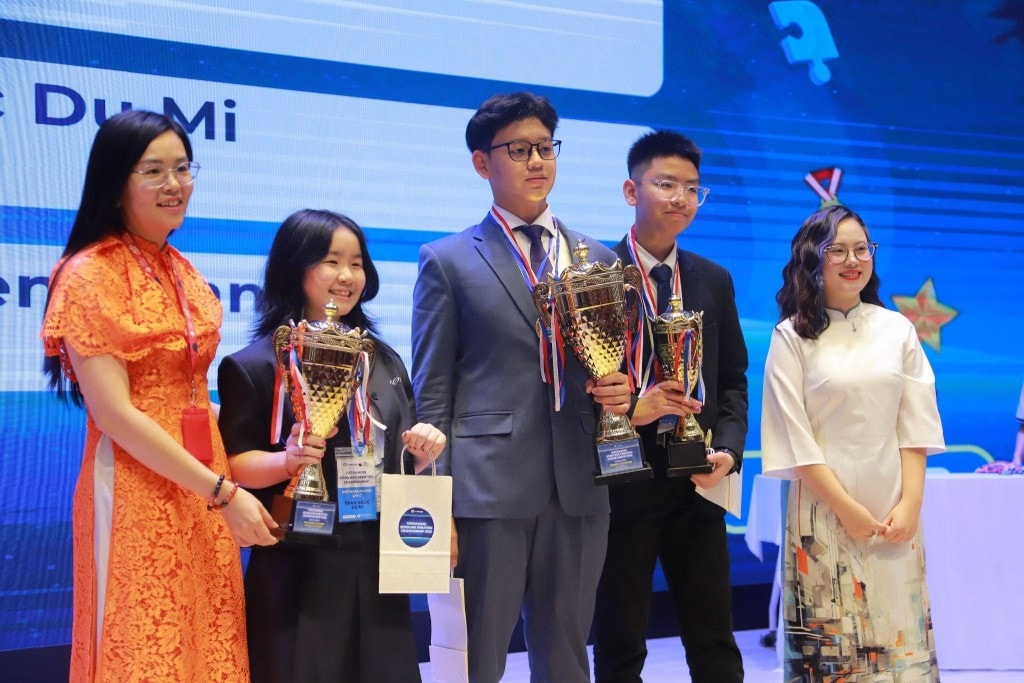 Ở bảng Junior, chiếc cúp vô địch đã thuộc về ba cá nhân xuất sắc nhất: Bùi Nguyên Khánh và Felix Diệp đến từ khu vực miền Nam, cùng Trần Ngọc Du Mi đến từ khu vực miền Trung. Ở bảng Junior, chiếc cúp vô địch đã thuộc về ba cá nhân xuất sắc nhất: Bùi Nguyên Khánh và Felix Diệp đến từ khu vực miền Nam, cùng Trần Ngọc Du Mi đến từ khu vực miền Trung.