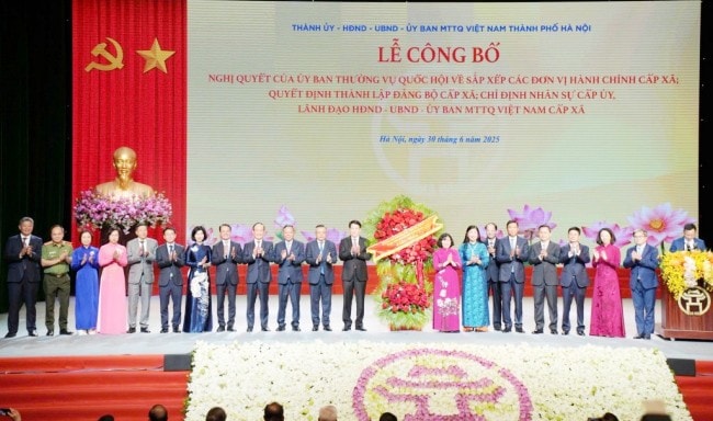 Chủ tịch nước Lương Cường tặng hoa chúc mừng Đảng bộ Thành phố Hà Nội