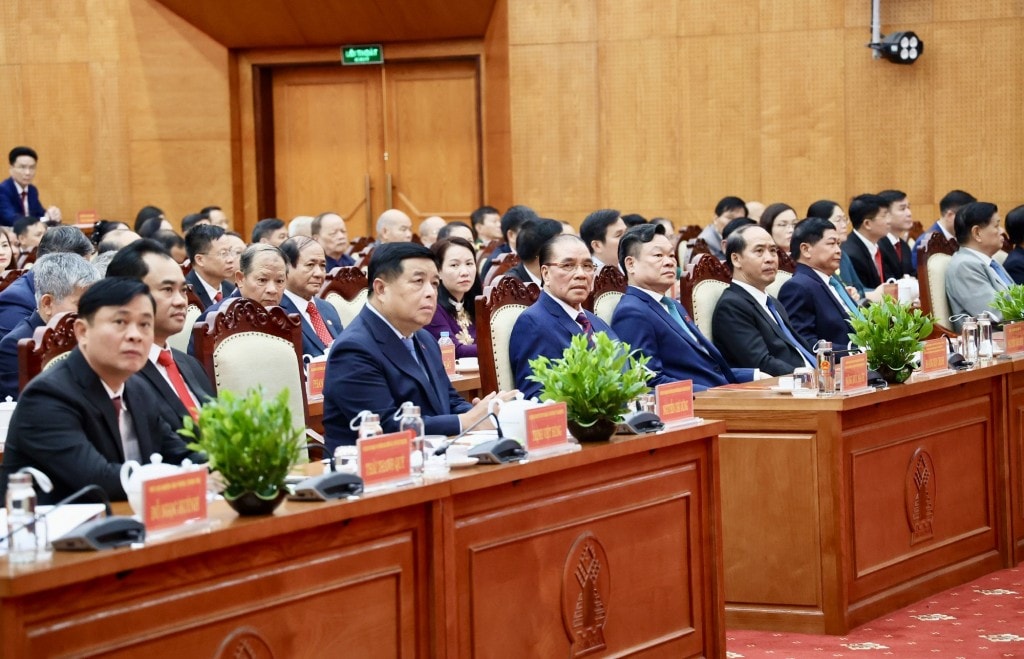 Nguyên Tổng Bí thư Nông Đức Mạnh; Phó Thủ tướng Nguyễn Chí Dũng; đại diện lãnh đạo các ban, bộ, ngành Trung ương; lãnh đạo, nguyên lãnh đạo tỉnh Thái Nguyên, tỉnh Bắc Kạn qua các thời kỳ dự buổi lễ tại tỉnh Thái Nguyên - Ảnh: VGP/Thu Sa