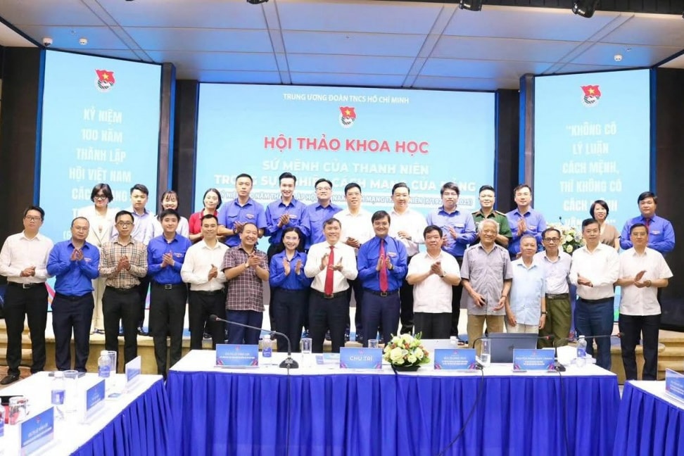 Đại biểu chụp ảnh lưu niệm tại hội thảo 