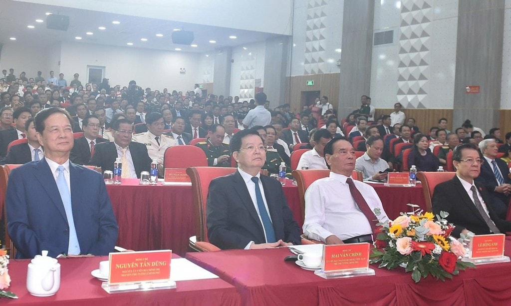 Nguyên Ủy viên Bộ Chính trị, nguyên Thủ tướng Chính phủ Nguyễn Tấn Dũng; nguyên Ủy viên Bộ Chính trị, nguyên Thường trực Ban Bí thư Trung ương Đảng Lê Hồng Anh, Phó Thủ tướng Mai Văn Chính, các đồng chí lãnh đạo, nguyên lãnh đạo 2 tỉnh An Giang và Kiên Gi