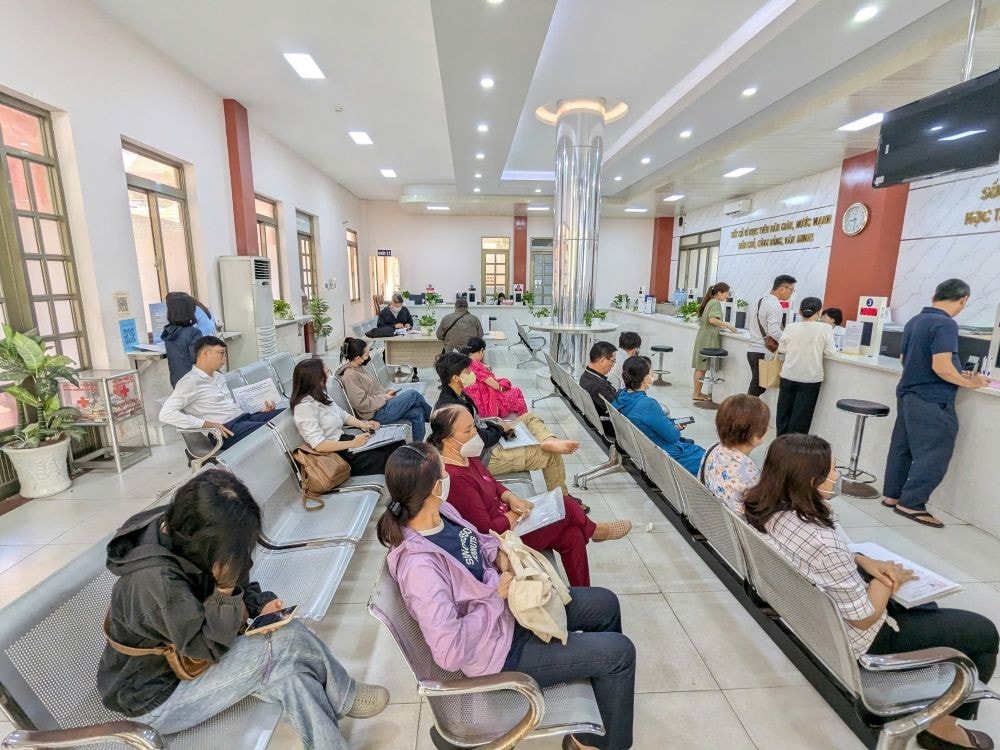 Người dân đến làm các thủ tục hành chính